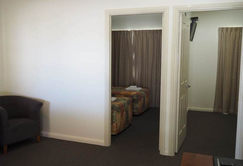 패밀리 스위트, Pittsworth Motor Inn