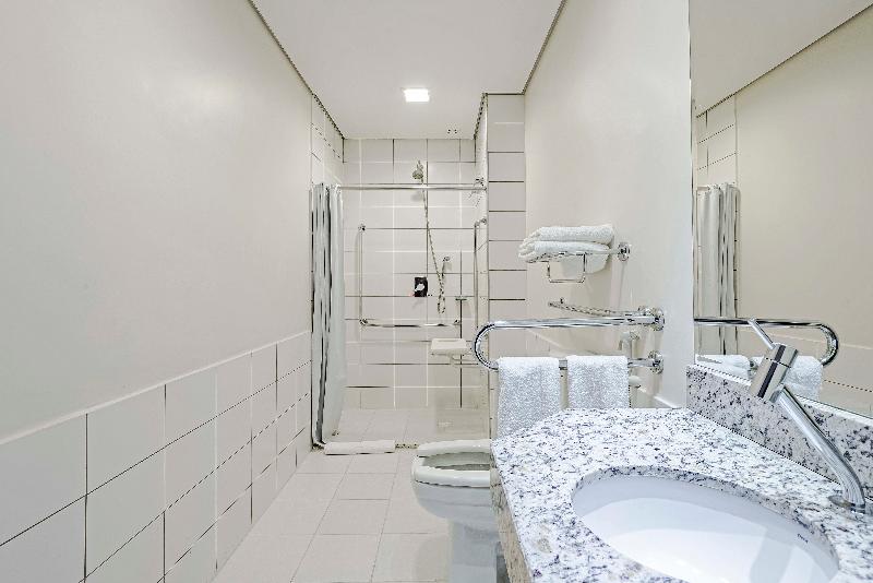 패밀리 룸, Pittsworth Motor Inn