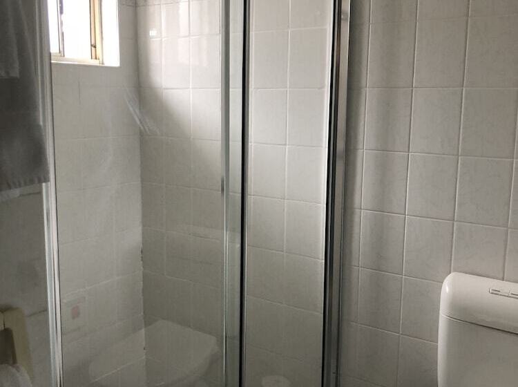 חדר סטנדרט, The Crossing Motel