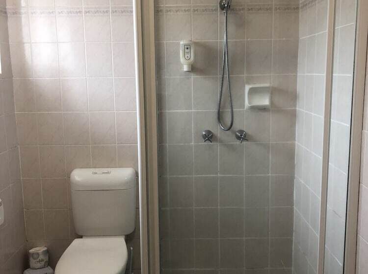 חדר דלוקס, The Crossing Motel