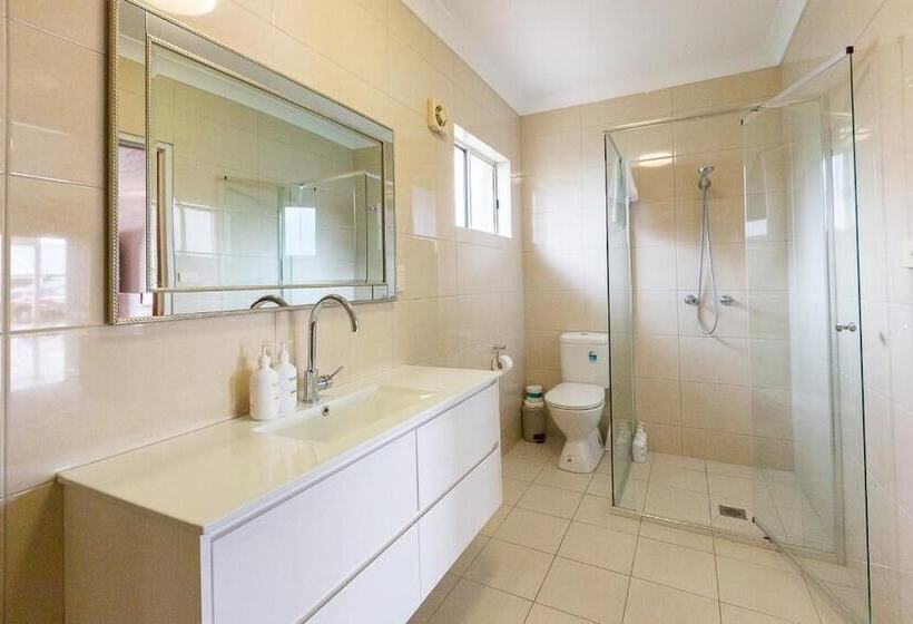 חדר דלוקס, The Crossing Motel