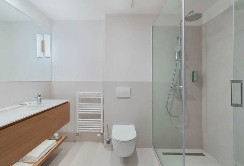 سوییت جونیور با چشم‌انداز جانبی دریا, Bluesun Hotel Elaphusa