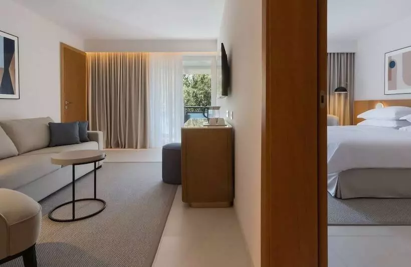 سوییت جونیور با چشم‌انداز جانبی دریا, Bluesun Hotel Elaphusa