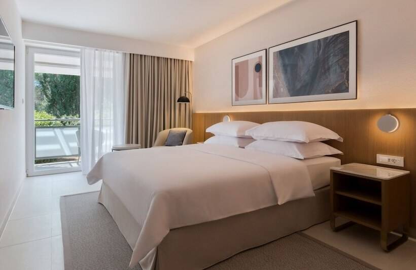 سوییت جونیور با چشم‌انداز جانبی دریا, Bluesun Hotel Elaphusa