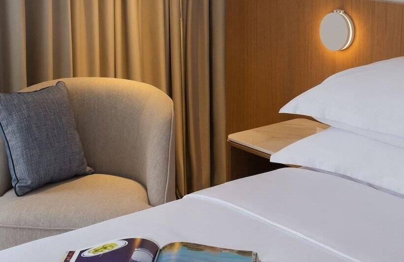 سوییت جونیور با چشم‌انداز جانبی دریا, Bluesun Hotel Elaphusa