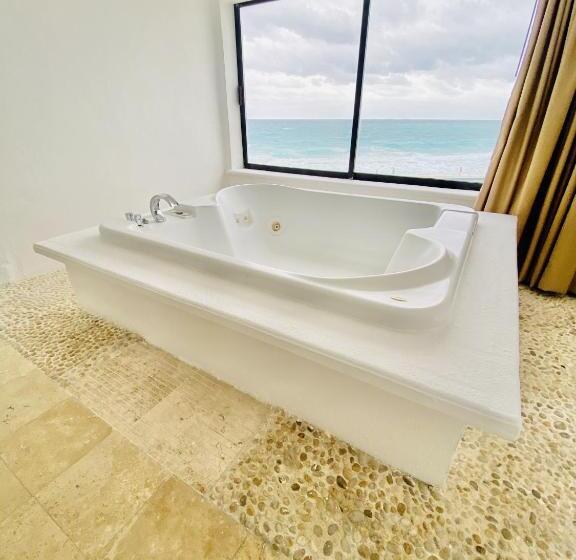 جناح مطلّ علي البحر مزود بجاكوزى, Cyan Cancun Resort & Spa