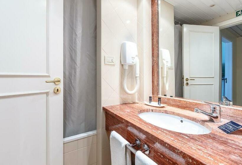 اتاق خانوادگی, Golf Mar