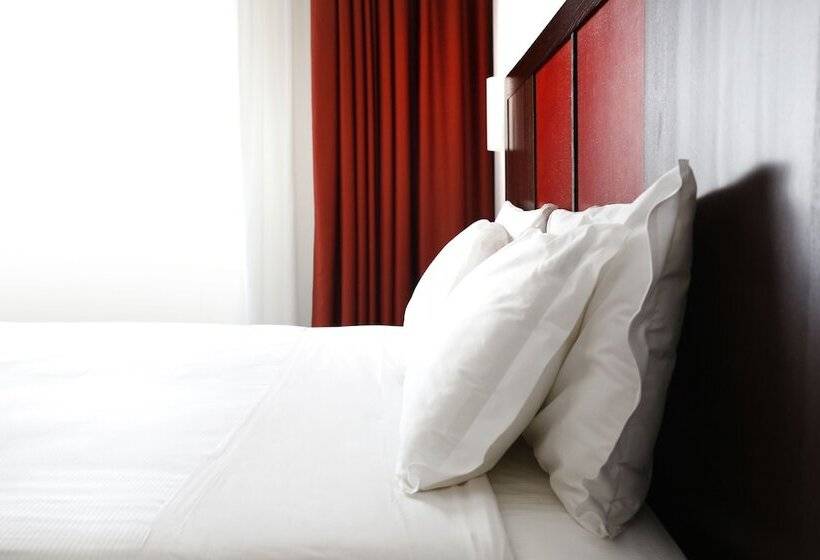 标准三人间, Holiday La Marca