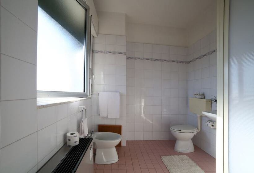 اتاق استاندارد سه نفره, Villa Mater