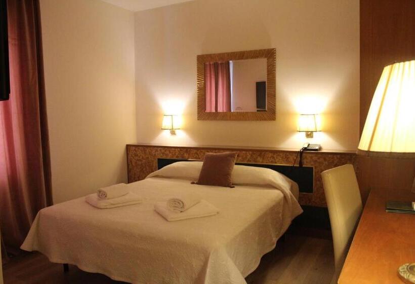 标准间, Villa Pigalle