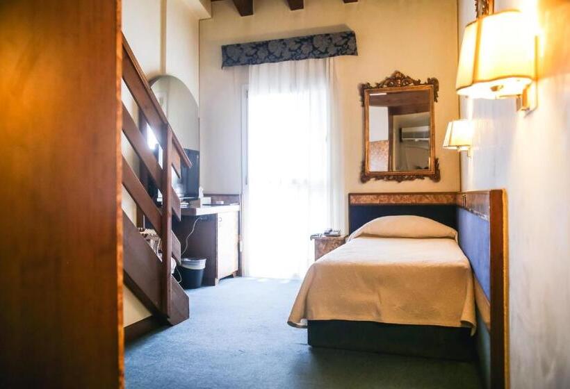 标准三人间, Villa Pigalle