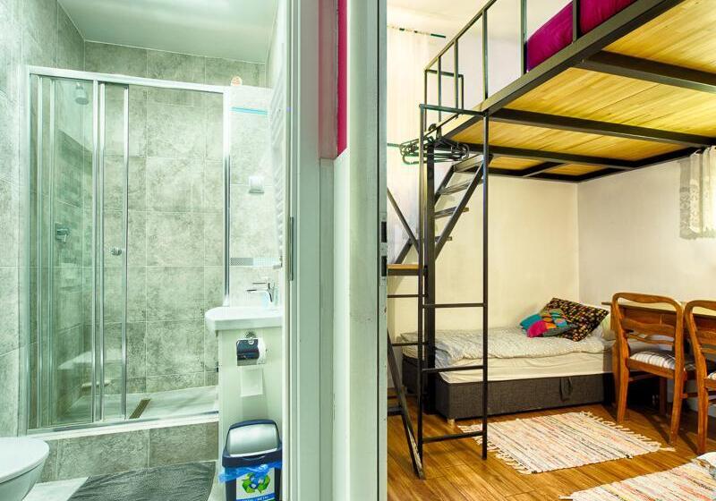 Номер Стандарт Четырехместный Совместный Санузел, Old Town Kanonia Hostel & Apartments