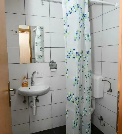 اتاق استاندارد سه نفره, Sobe Sa Kupatilom Jajce