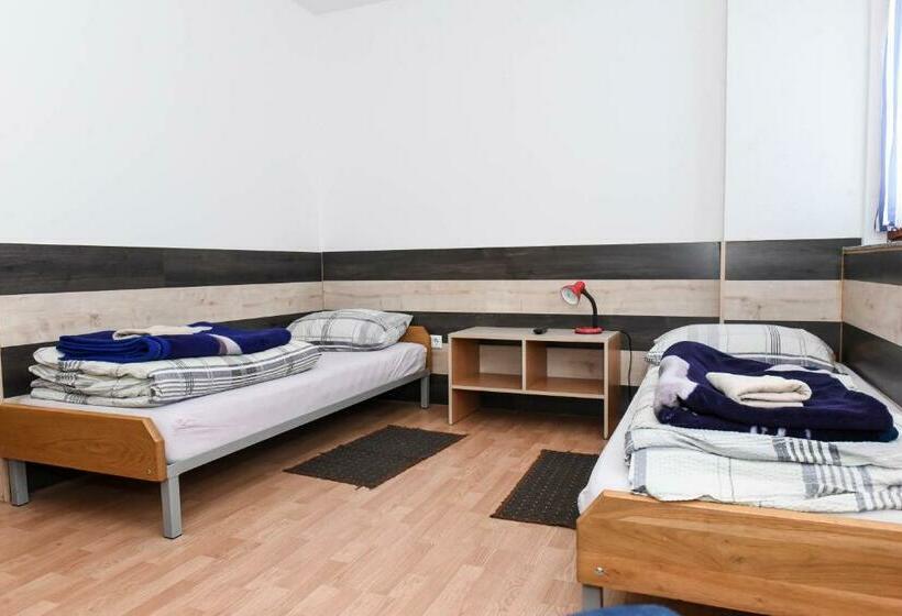 اتاق استاندارد سه نفره, Sobe Sa Kupatilom Jajce