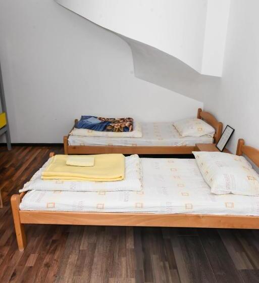 اتاق راحتی سه تخته, Sobe Sa Kupatilom Jajce