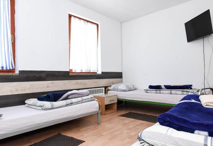 اتاق راحتی سه تخته, Sobe Sa Kupatilom Jajce