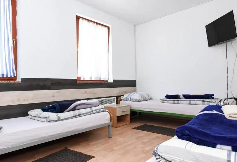 اتاق راحتی سه تخته, Sobe Sa Kupatilom Jajce