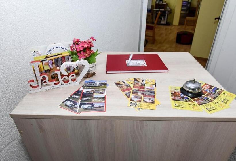 اتاق راحتی سه تخته, Sobe Sa Kupatilom Jajce