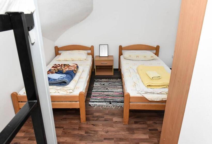 اتاق راحتی سه تخته, Sobe Sa Kupatilom Jajce