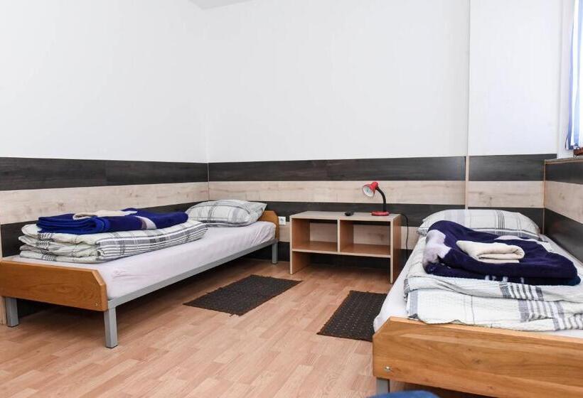 اتاق راحتی سه تخته, Sobe Sa Kupatilom Jajce