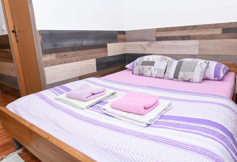 اتاق استاندارد یک نفره, Sobe Sa Kupatilom Jajce