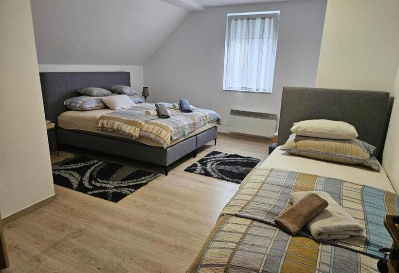 اتاق راحتی سه تخته, Sobe Sa Kupatilom Jajce