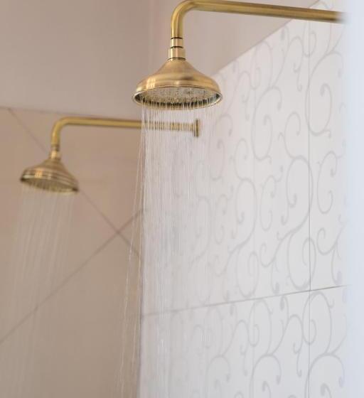 חדר דחוקס עם מיטת קינג, The Kingsman Boutique