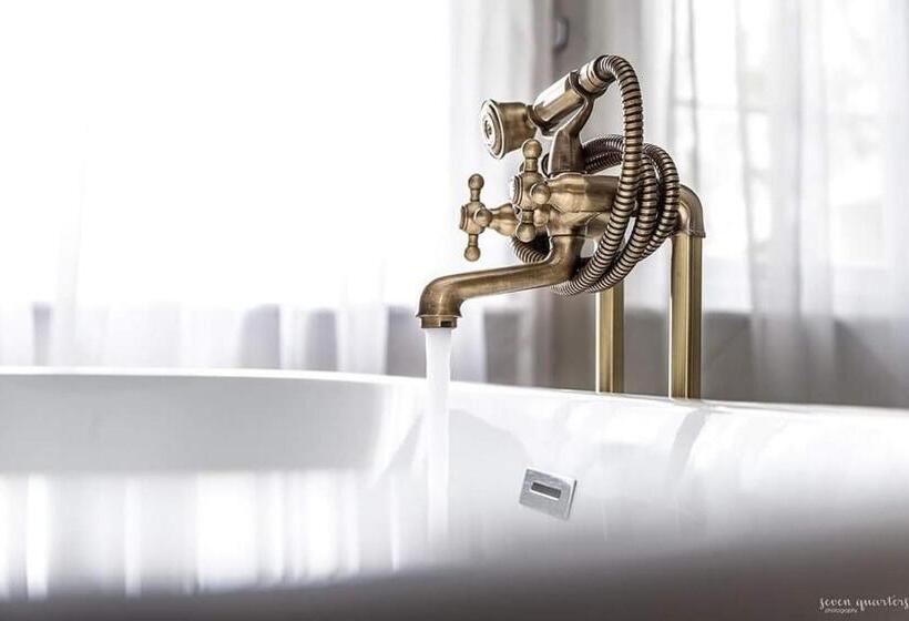 חדר דחוקס עם מיטת קינג, The Kingsman Boutique