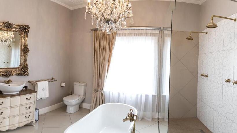 חדר דחוקס עם מיטת קינג, The Kingsman Boutique