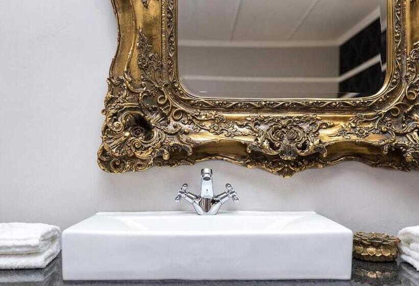 חדר סופריור עם מיטת קינג, The Kingsman Boutique