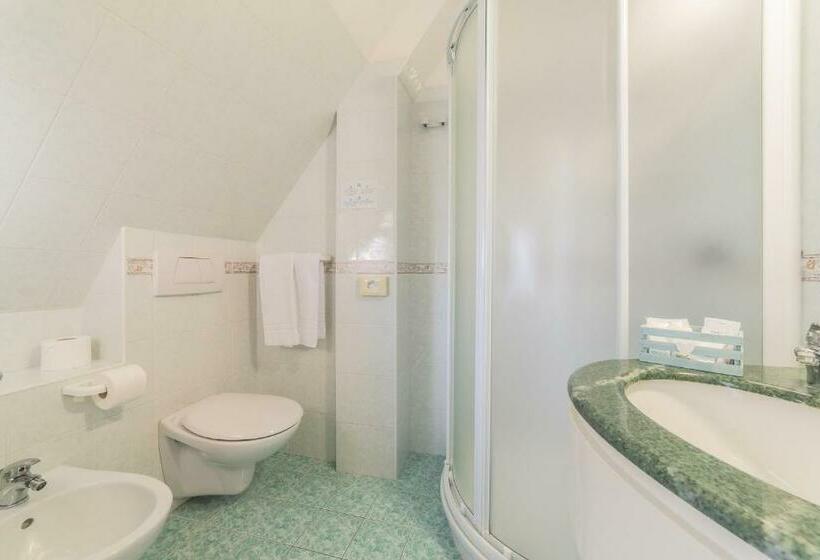 غرفة عائلية, Blu Star