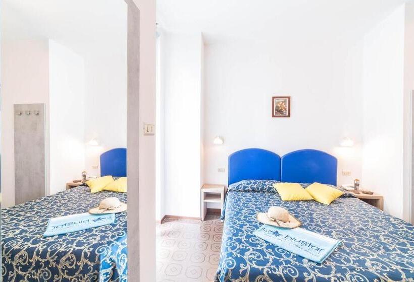 غرفة عائلية, Blu Star