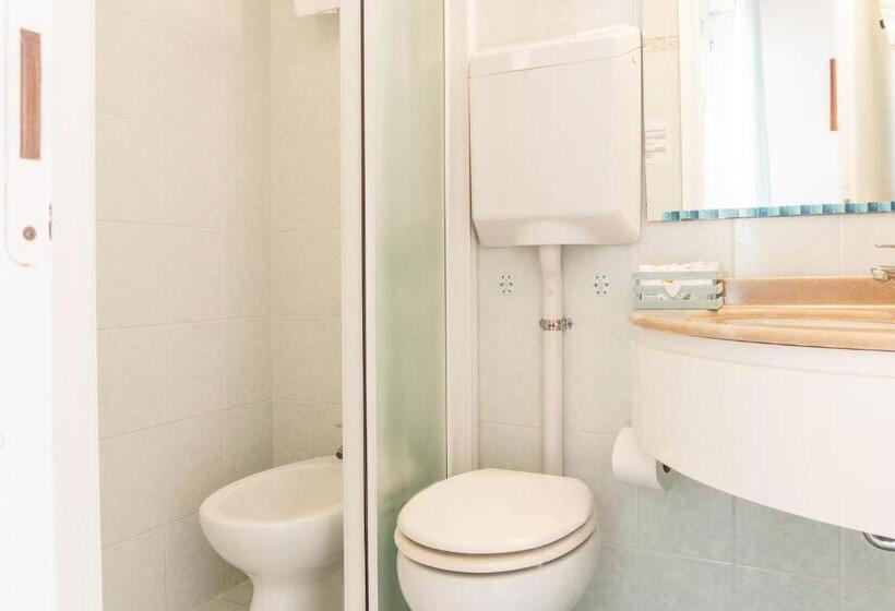 غرفة عائلية, Blu Star