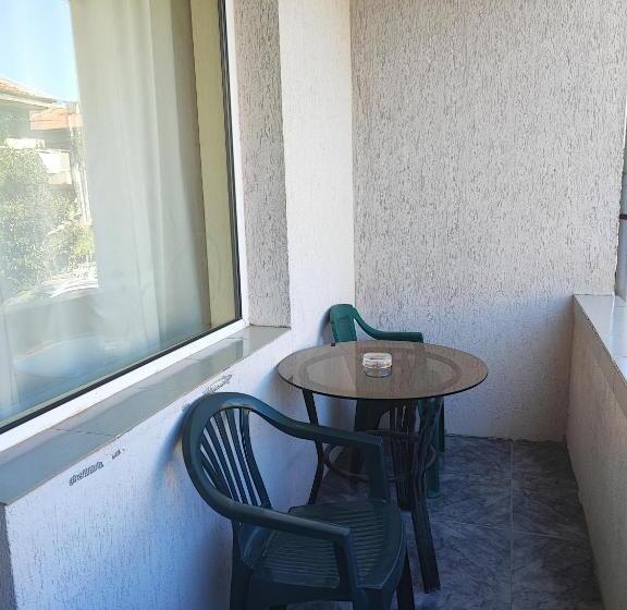 اتاق استاندارد سه نفره, Kovachevi House