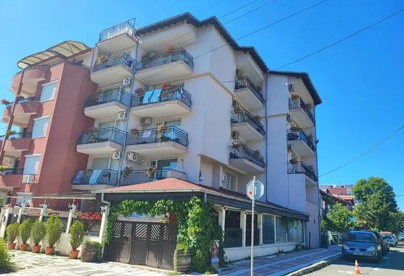 ファミリールーム, Kovachevi House