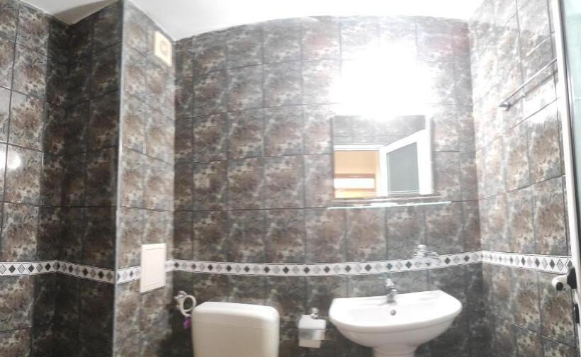 اتاق اکونومی, Kovachevi House