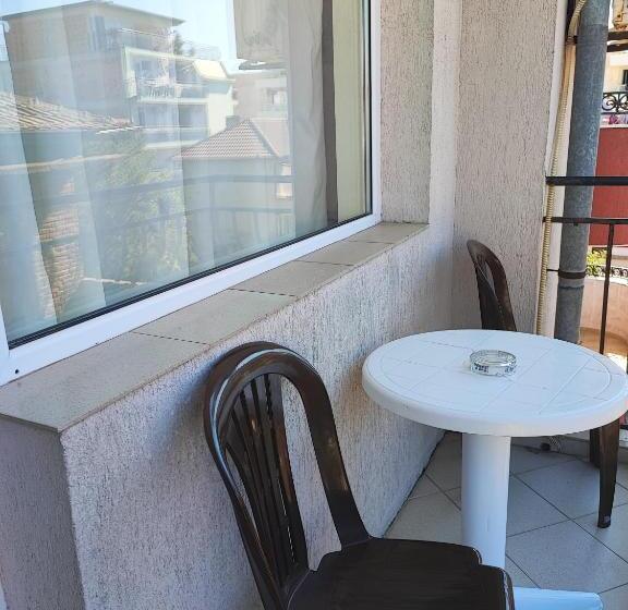 اتاق اکونومی, Kovachevi House