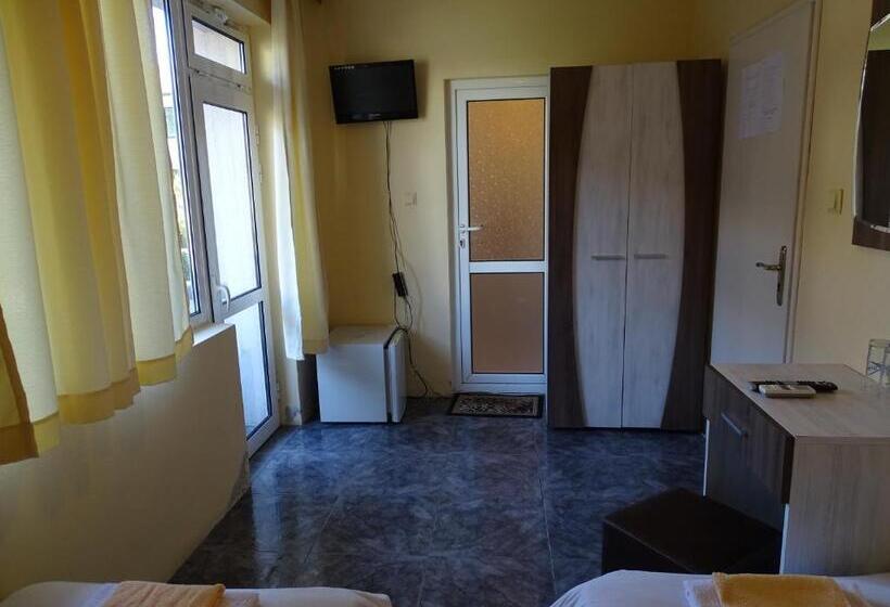 اتاق اکونومی, Kovachevi House