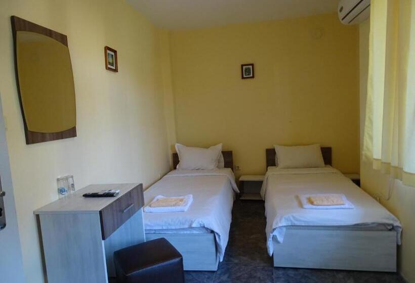 اتاق اکونومی, Kovachevi House