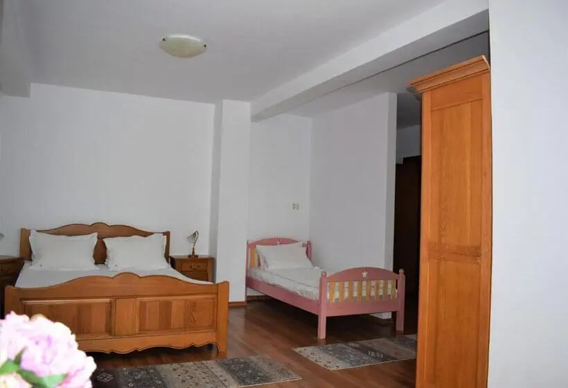 اتاق استاندارد سه تخته با بالکن, Vila Brad
