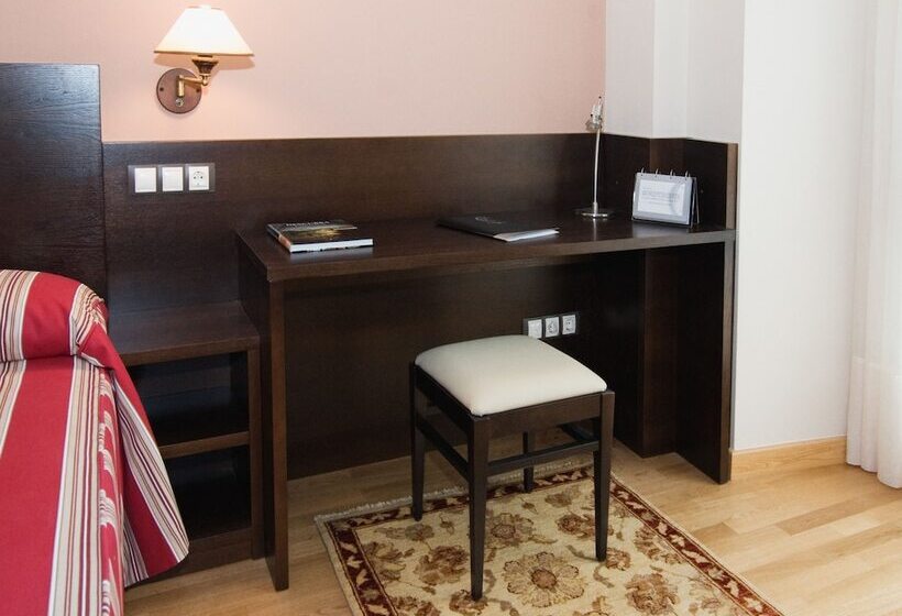 标准间, Castro Real