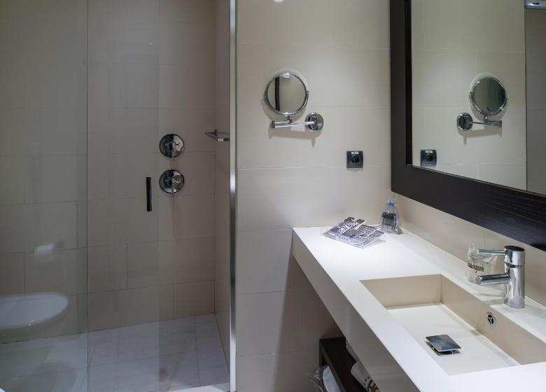 Номер Superior, Catalonia Avinyo