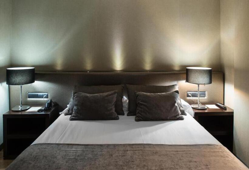 Номер Superior, Catalonia Avinyo