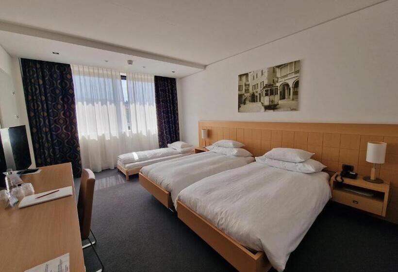 חדר סטנדרט לשלושה, Coronado