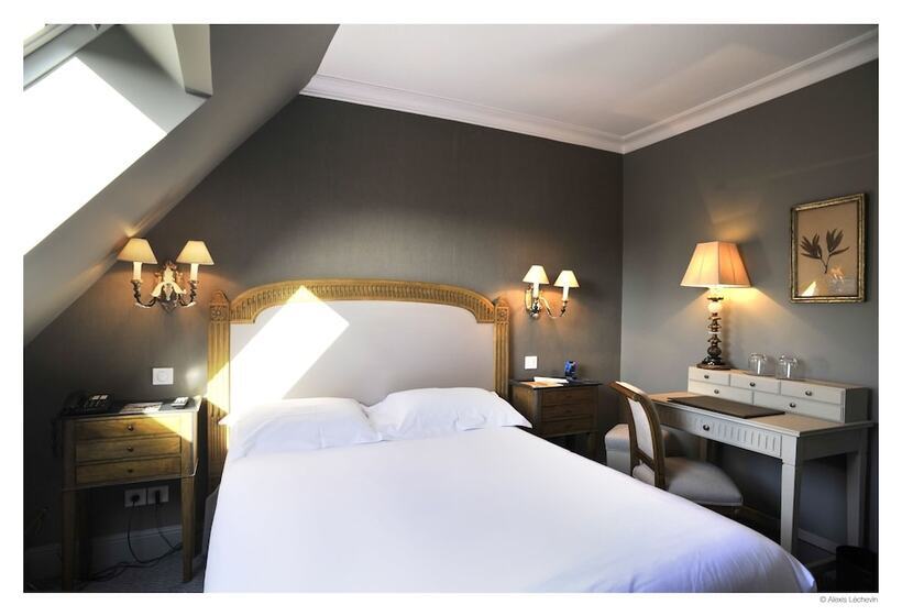 חדר דלוקס, De La Treille