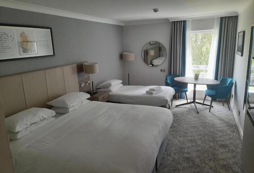 غرفة عائلية, Eastwood Hall