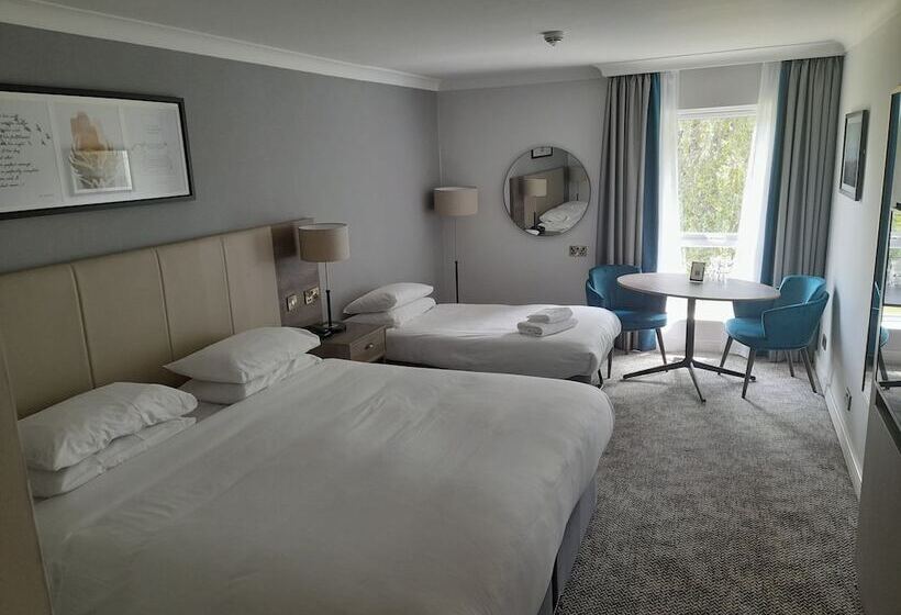 غرفة عائلية, Eastwood Hall