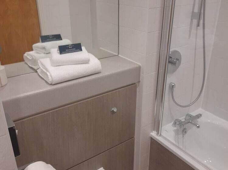 غرفة عائلية, Eastwood Hall