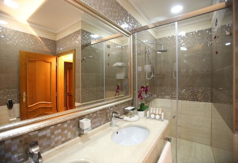 غرفة قياسية ثلاثية, Grand Hotel & Spa Tirana