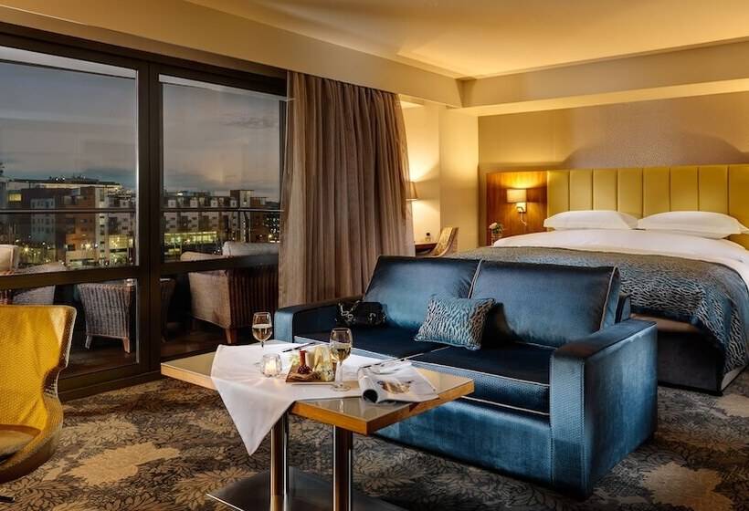 جناح جونيور, Limerick Strand